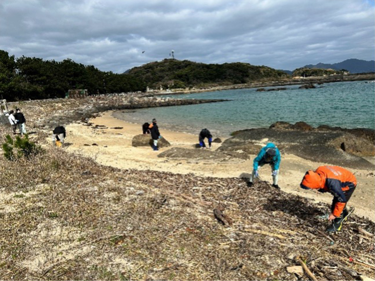海岸のゴミ拾いの様子